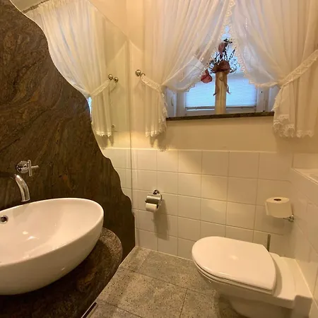 Merle Mit Privatem Indoorpool Ruhn