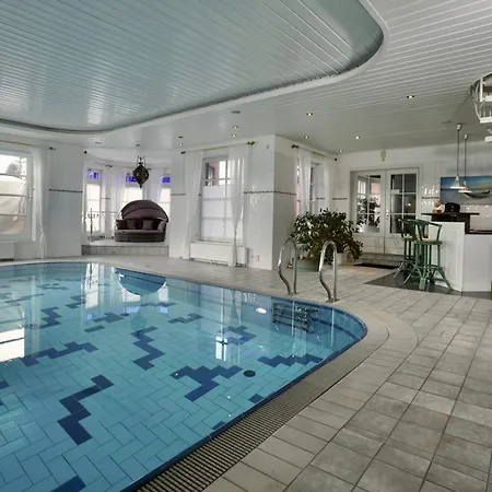 Rühn Mit Indoorschwimmbad Ferienhaus *